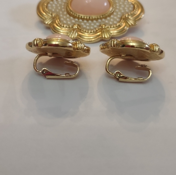 Vintage women's clip on earrings and brooch set REASONABLE OFFERS ACCEPTED - Picture 4 of 7